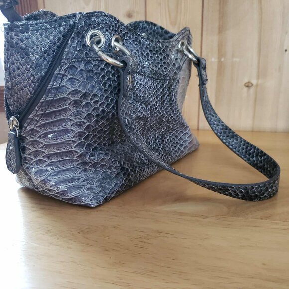 Sag Harbor Faux Silver Snakeskin Embossed Shoulder Bag NWOT Zip Accents - Picture 3 of 9
